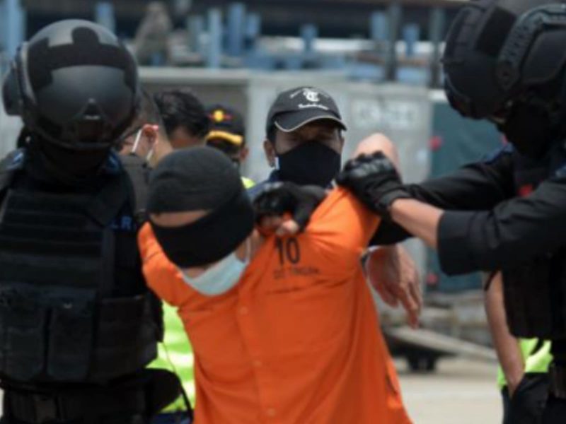 Densus 88 Antiteror Polri menangkap seorang tersangka teroris. (Foto: Pelopor/Tribratanews)