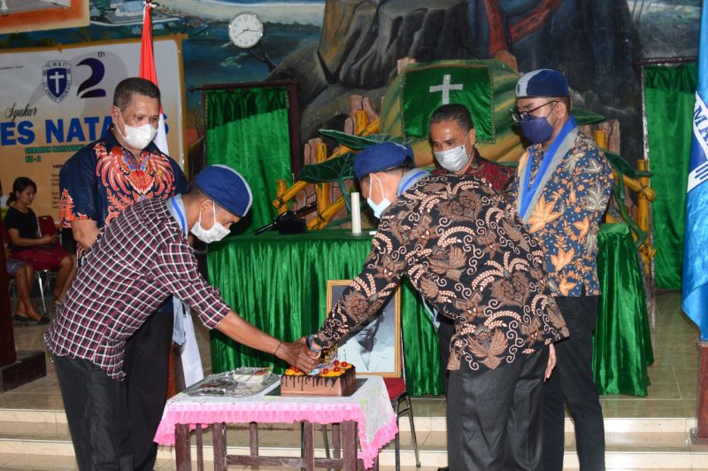 Bakar Lilin Dies Natalis-Ketua GMKI Cabang Tiakur Marthen Watrimny dan Pj. Sekretaris Cabang Leonardi Kewilla saat membakar lilin dan memotong kue Dies Natalis Ke-2 dan disaksikan Sekretaris Daerah Kabupaten MBD Drs. A. Siamiloy, M.Si, Senior GMKI Pdt. M.M. Timisela, S.Th dan Koordinator Wilayah XI PP GMKI Jernis Sinia, S.Pd. (Foto: Pelopor/GMKI)