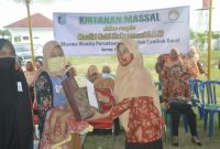 Dharma Wanita Persatuan Lombok Barat gelar khitanan massal di Puskesmas Gerung Kabupaten Lombok Barat, Sabtu (09/10/21). (Foto: Pelopor/Humas DWP Lobar)