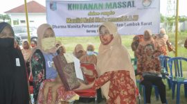 Dharma Wanita Persatuan Lombok Barat gelar khitanan massal di Puskesmas Gerung Kabupaten Lombok Barat, Sabtu (09/10/21). (Foto: Pelopor/Humas DWP Lobar)