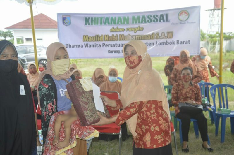 Dharma Wanita Persatuan Lombok Barat gelar khitanan massal di Puskesmas Gerung Kabupaten Lombok Barat, Sabtu (09/10/21). (Foto: Pelopor/Humas DWP Lobar)