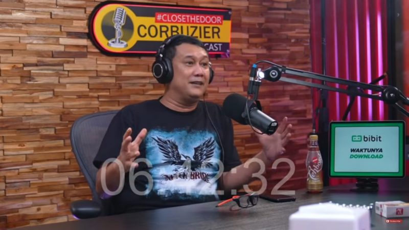 Denny Siregar. (Foto:Pelopor.id/Youtube Channel Deddy Corbuzier)