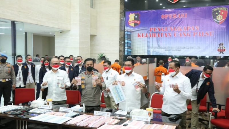 Bareskrim Polri bongkar sindikat uang palsu di lima kota, 20 tersangka berhasil diamankan. (Foto: Pelopor/Tribratanews)