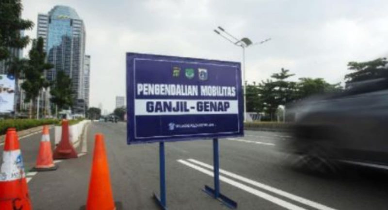 Tangani jalan yang mulai macet, Polda Metro Jaya wacanakan tambah ruas ganjil genap. (Foto: Pelopor/Tribratanews)