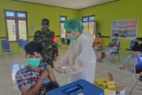 Babinsa Koramil 1703-02/Tigi Sertu Djoko Rianto mengawasi pelaksanaan vaksinasi Covid-19 di Aula Kantor Dinas kesehatan Kabupaten Deiyai, Papua, pada Selasa (12/10/2021). (Foto: Pelopor/tniad.mil.id)