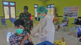 Babinsa Koramil 1703-02/Tigi Sertu Djoko Rianto mengawasi pelaksanaan vaksinasi Covid-19 di Aula Kantor Dinas kesehatan Kabupaten Deiyai, Papua, pada Selasa (12/10/2021). (Foto: Pelopor/tniad.mil.id)