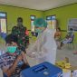 Babinsa Koramil 1703-02/Tigi Sertu Djoko Rianto mengawasi pelaksanaan vaksinasi Covid-19 di Aula Kantor Dinas kesehatan Kabupaten Deiyai, Papua, pada Selasa (12/10/2021). (Foto: Pelopor/tniad.mil.id)