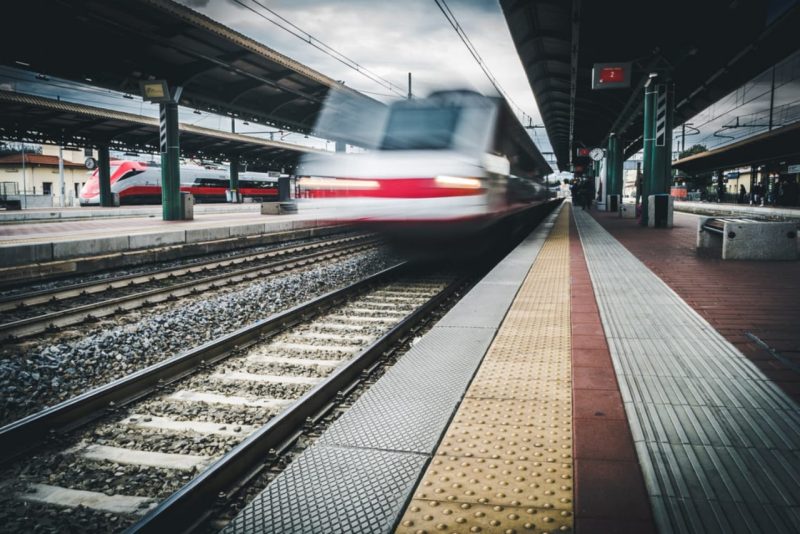 Ilustrasi kereta cepat. (Foto: Pelopor/Unsplash)