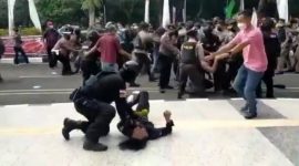 Polisi banting mahasiswa saat aksi demo di depan Pemkab Tangerang. (Foto: Pelopor/Instagram)