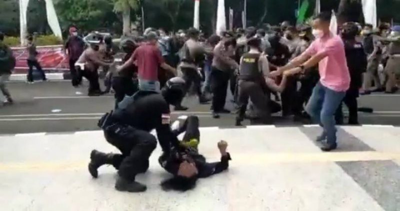 Polisi banting mahasiswa saat aksi demo di depan Pemkab Tangerang. (Foto: Pelopor/Instagram)