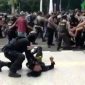 Polisi banting mahasiswa saat aksi demo di depan Pemkab Tangerang. (Foto: Pelopor/Instagram)