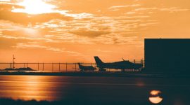 Ilustrasi hanggar pesawat. (Foto: Pelopor/Unsplash)