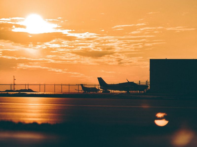 Ilustrasi hanggar pesawat. (Foto: Pelopor/Unsplash)