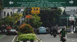 Sejumlah kendaraan di dekat kawasan aturan ganjil-genap, Jalan Medan Merdeka Selatan, Jakarta. (Foto: Pelopor/ANTARA FOTO/Sigid Kurniawan)