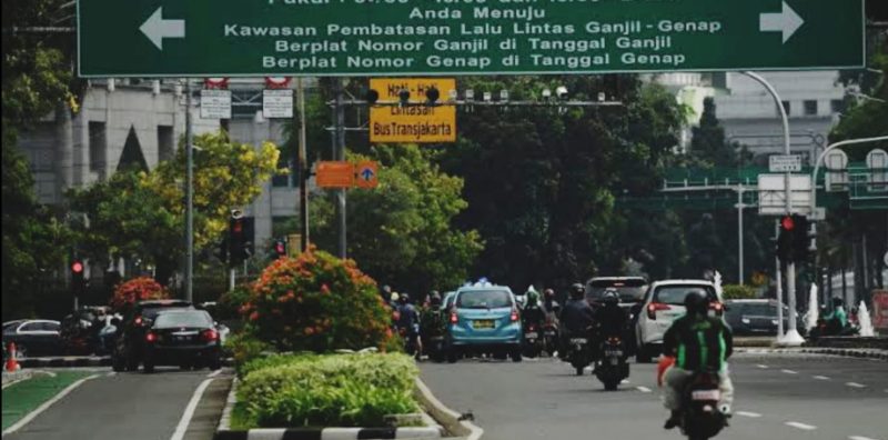 Sejumlah kendaraan di dekat kawasan aturan ganjil-genap, Jalan Medan Merdeka Selatan, Jakarta. (Foto: Pelopor/ANTARA FOTO/Sigid Kurniawan)