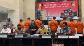 Polisi Tangkap 7 Orang Dalam Penggerebekan Kantor Pinjol Ilegal di Jakarta. (Foto: Pelopor/Tribratanews)