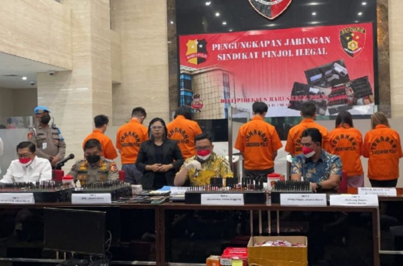 Polisi Tangkap 7 Orang Dalam Penggerebekan Kantor Pinjol Ilegal di Jakarta. (Foto: Pelopor/Tribratanews)