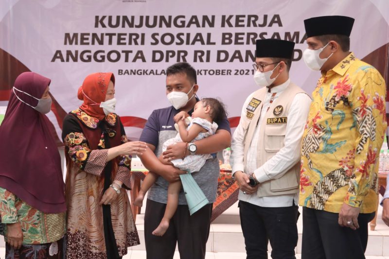 Kunjungan kerja Menteri Sosial Tri Rismaharini, Anggota DPR dan DPD RI di Bangkalan. (Foto:Pelopor.id/Kemensos) 