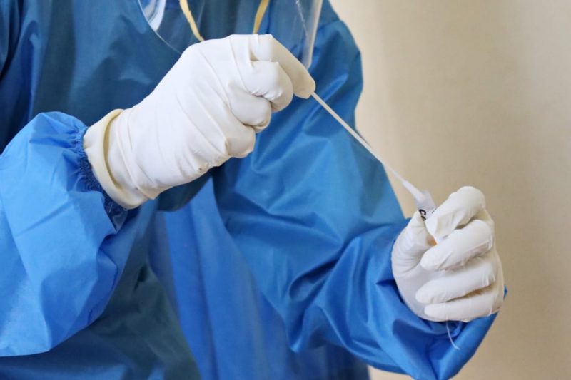 Ilustrasi tenaga kesehatan dengan alat swab test. (Foto: Pelopor/Unsplash) 