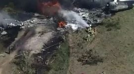 Pesawat McDonnell Douglas MD-87 terbakar di Bandara Houston, Texas, Amerika Serikat. (Foto: Pelopor/Instagram @warungjurnalis)