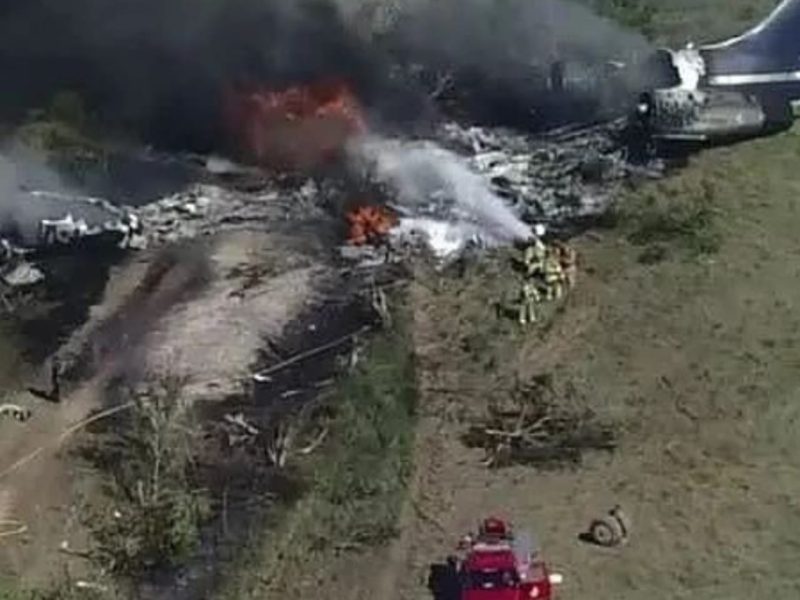 Pesawat McDonnell Douglas MD-87 terbakar di Bandara Houston, Texas, Amerika Serikat. (Foto: Pelopor/Instagram @warungjurnalis)