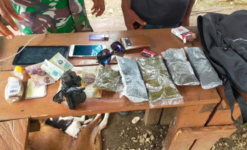 Satgas Yonif 131 Gagalkan Penyeludupan 5 Paket Ganja dari Papua Nugini. (Foto: Pelopor/tniad.mil.id)
