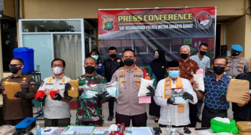 Polres Metro Jakarta Barat berhasil memusnahkan 299 kilogram ganja dan 27,1 kilogram sabu hasil penangkapan sejak Juli hingga Oktober 2021. (Foto: Pelopor/Tribratanews)