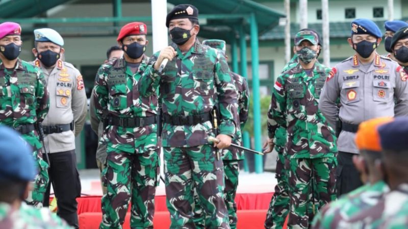 Pangdam XVII/Cenderawasih dampingi kunjungan kerja Panglima TNI Marsekal TNI Hadi Tjahjanto dan Kapolri Jenderal Pol Listyo Sigit Prabowo di Mimika, Papua. (Foto: Pelopor/tniad.mil.id)