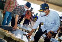 Menteri Koperasi dan UKM Teten Masduki mengunjungi workshop UD Karya Indonesia di Tulungagung, Jawa Timur, Jumat (22/10/2021). (Foto: Pelopor/Kemenkop UKM)