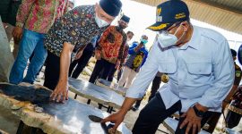 Menteri Koperasi dan UKM Teten Masduki mengunjungi workshop UD Karya Indonesia di Tulungagung, Jawa Timur, Jumat (22/10/2021). (Foto: Pelopor/Kemenkop UKM)