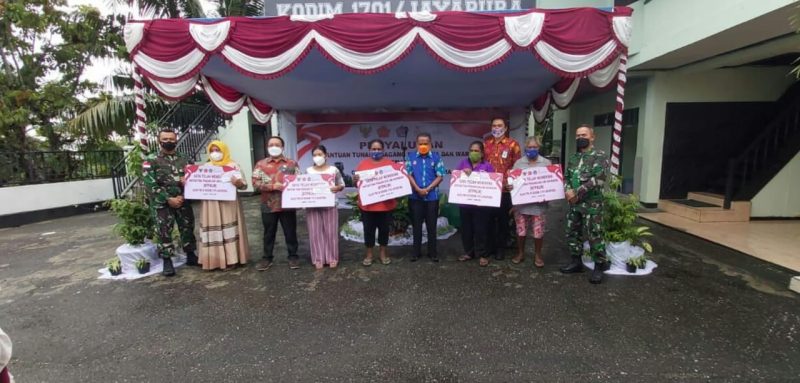 Sukseskan program pemerintah, Kodim 1701/Jayapura salurkan Bantuan Tunai Pedagang Kaki Lima dan Warung. (Foto: Pelopor/tniad.mil.id)