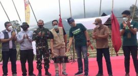 Kepala Dinas Pariwisata NTB Yusron Hadi didampingi GM Geopark dan pentahelik saat pembukaan Rinjani Geopark Sport Tourism (RGST) Festival. (Foto: Pelopor/Dispar NTB)