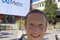 Mark Zuckerberg memamerkan logo Meta Platform Inc. (Foto: Pelopor/Instagram @zuck)