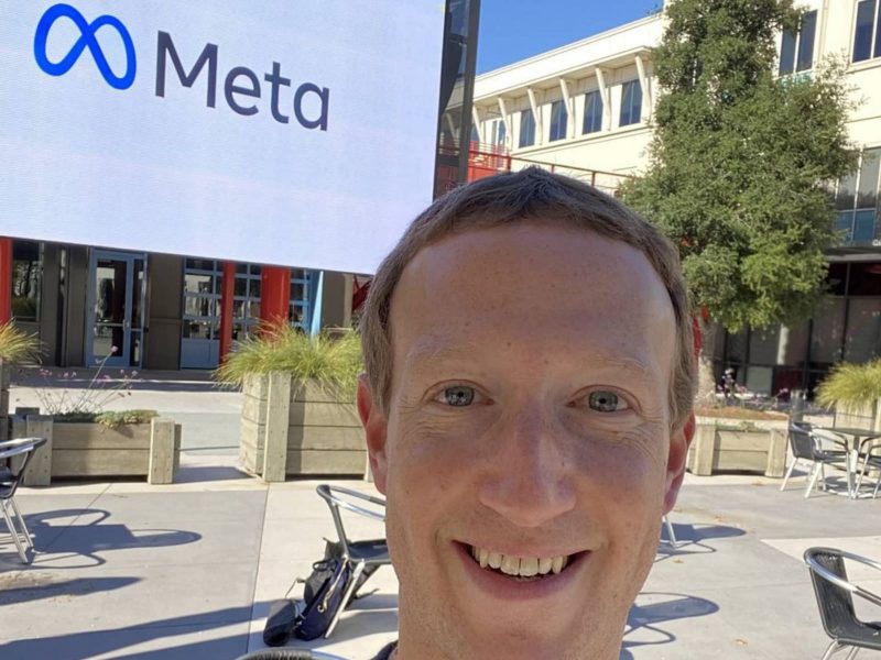Mark Zuckerberg memamerkan logo Meta Platform Inc. (Foto: Pelopor/Instagram @zuck)