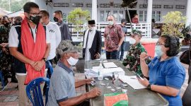 Sandiaga Uno Tinjau Sentra Vaksinasi di Negeri Hitu Lama, Maluku Tengah. (Foto: Pelopor/Kemenparekraf)