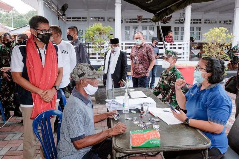 Sandiaga Uno Tinjau Sentra Vaksinasi di Negeri Hitu Lama, Maluku Tengah. (Foto: Pelopor/Kemenparekraf)