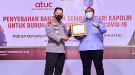 Polri dan Konfederasi Serikat Pekerja Seluruh Indonesia (KSPSI) Kerja Sama Bagikan Sembako. (Foto: Pelopor/Tribratanews)