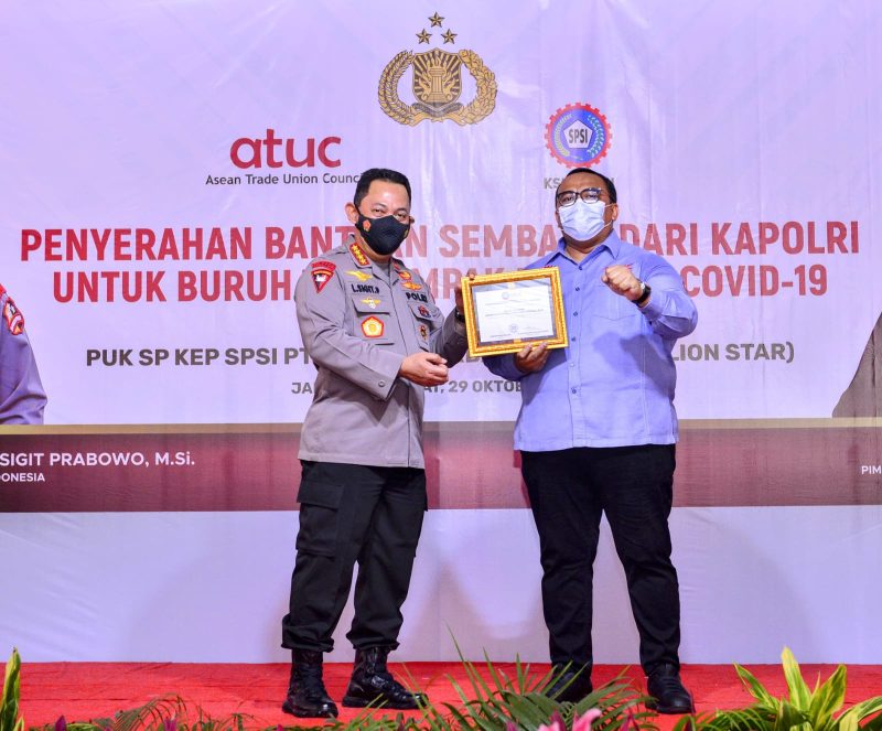 Polri dan Konfederasi Serikat Pekerja Seluruh Indonesia (KSPSI) Kerja Sama Bagikan Sembako. (Foto: Pelopor/Tribratanews)