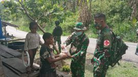 Satgas Yonif Mekanis 403 Salurkan Paket Sembako di di Kampung Kalimo Distrik Waris Kabupaten Keerom, Papua. (Foto: Pelopor/tniad.mil.id)