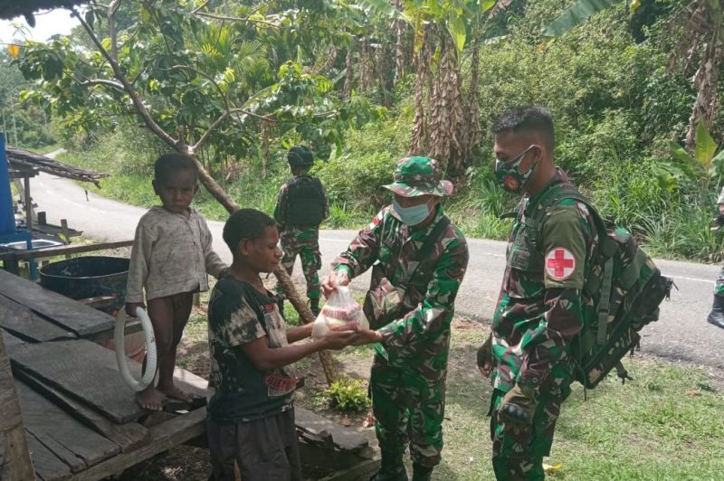 Satgas Yonif Mekanis 403 Salurkan Paket Sembako di di Kampung Kalimo Distrik Waris Kabupaten Keerom, Papua. (Foto: Pelopor/tniad.mil.id)