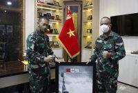 Dinas Litbang TNI AD serahkan sertifikat sebagai tanda lulus uji coba program Litbanghan kepada PT. Pindad dan PT. Hariff. (Foto: Pelopor/tniad.mil.id)