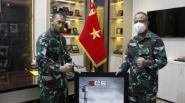 Dinas Litbang TNI AD serahkan sertifikat sebagai tanda lulus uji coba program Litbanghan kepada PT. Pindad dan PT. Hariff. (Foto: Pelopor/tniad.mil.id)