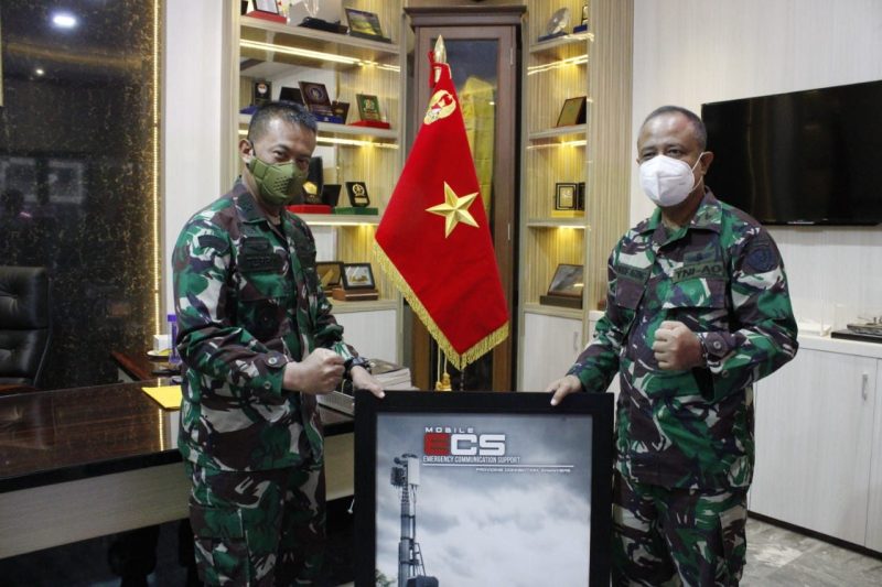 Dinas Litbang TNI AD serahkan sertifikat sebagai tanda lulus uji coba program Litbanghan kepada PT. Pindad dan PT. Hariff. (Foto: Pelopor/tniad.mil.id)