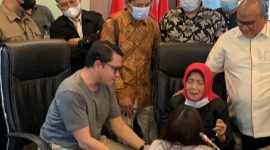 Arteria Dahlan Minta Anggiat Pasaribu Nyanyi Hymne Guru Saat Minta Maaf ke Ibunya. (Foto:Pelopor.id/Aristo Setiawan/jpnn)