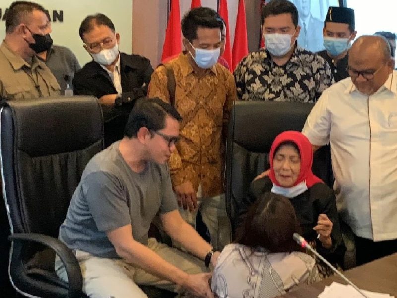 Arteria Dahlan Minta Anggiat Pasaribu Nyanyi Hymne Guru Saat Minta Maaf ke Ibunya. (Foto:Pelopor.id/Aristo Setiawan/jpnn)