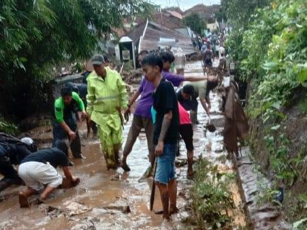 Banjir bandang pada Sabtu sore (27/112021) di Sukawening, Garut, Jawa Barat.