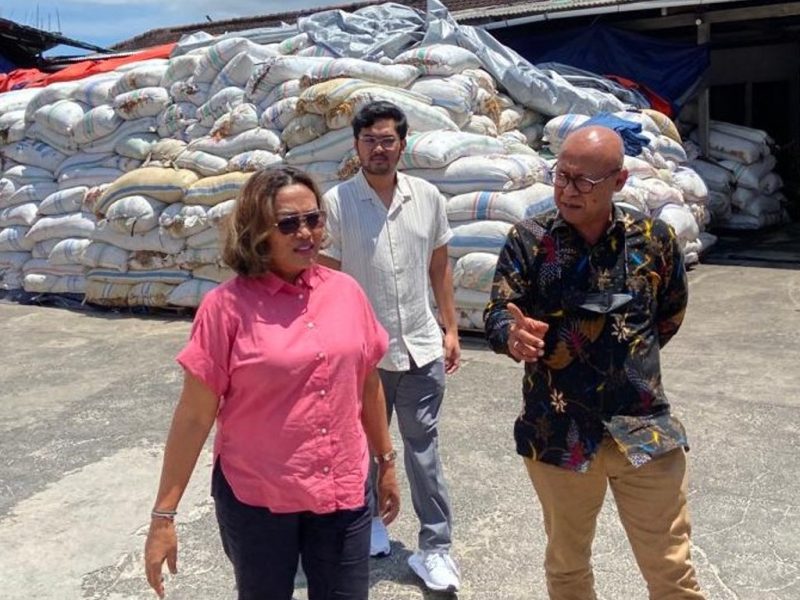 Fajar Wibhiyadi, Direktur Utama PT Kliring Berjangka Indonesia (Persero)  bersama Ni Nyoman Robek, Pimpinan PT Rahmat Bahari Indonesia tengah meninjau gudang rumput laut milik  PT Rahmat Bahari Indonesia di kawasan Tabanan, Bali. (Foto:Pelopor.id/KBI)