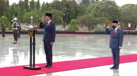 Presiden Jokowi menjadi inspektur upacara pada Upacara Ziarah Nasional dalam rangka Peringatan Hari Pahlawan tahun 2021 di Taman Makam Pahlawan Nasional Utama, Kalibata, Jakarta, Rabu (10/11/2021). (Foto: Pelopor/YouTube Sekretariat Presiden)