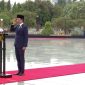 Presiden Jokowi menjadi inspektur upacara pada Upacara Ziarah Nasional dalam rangka Peringatan Hari Pahlawan tahun 2021 di Taman Makam Pahlawan Nasional Utama, Kalibata, Jakarta, Rabu (10/11/2021). (Foto: Pelopor/YouTube Sekretariat Presiden)