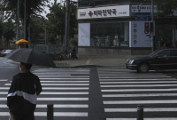Seorang pria tampak akan menyeberang jalan di Seoul, Korea Selatan. (Foto: Pelopor/Unsplash)